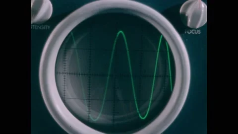 1950s:White pen points to sine waves on oscilloscope. Intensity and focus knobs 스톡 동영상 220809447
