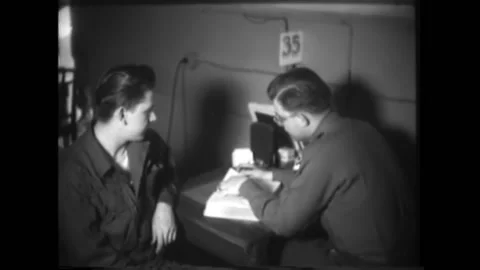 1951 - Inductees are interviewed at the induction center of Fort George Meade, Vídeos de archivo 217383086