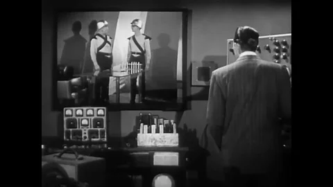 1951 - A man overhears an alien plot to invade Earth and tries to call someone Vídeos de archivo 93644695