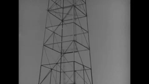 1951 - Paratroopers in training practice controlled parachute drops at Fort Stockbeeldmateriaal 83134487