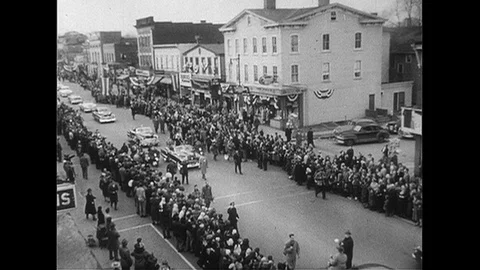 1952 : A few weeks after his shipwreck, Captain Carlsen is welcomed with a Stock Footage