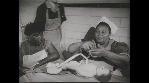 1952 - A white nurse helps train African-American midwives, both new and Vidéo 129057608