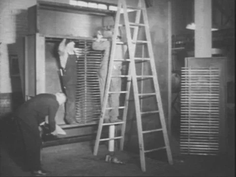 1954 - A spray booth is assembled under the watchful eye of an inventor and Vídeos de archivo 82994573