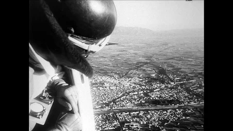 1955-Colette Duval / Parachuting / World Record / France / 1955 Stockbeeldmateriaal 77828990