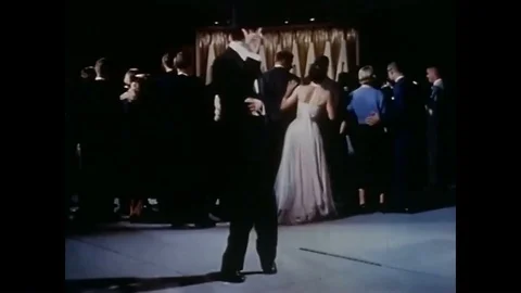 1956 - In this musical sequence, a couple marvels over the many new car models Vídeo Stock 88958427