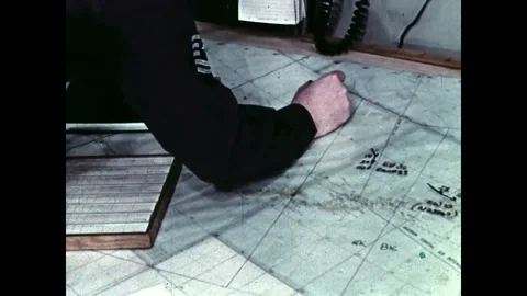 1958  Controllers at the Aleutian Dew Line station track and identify a target. Vídeos de archivo 86137726