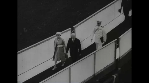 1959 - President Eisenhower boards a ship with Queen Elizabeth and Prince Vídeo Stock