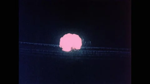 1960s: Atomic bomb explodes, radiation cloud rises in sky. 스톡 동영상 159489440