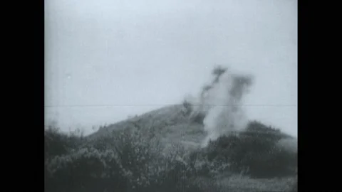 1960s: Bombs exploding. Soldiers in trenches. Soldiers storming up hillside. Vídeos de archivo 204958148