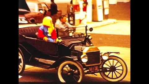 1960s Clown Driving around in Model T Ford at Brooklyn Gas Station 8mm Vídeos de archivo 320181803