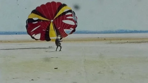 1960's Experimental Parachuting - Special Operations Soldier Military Training Vidéo 161073106