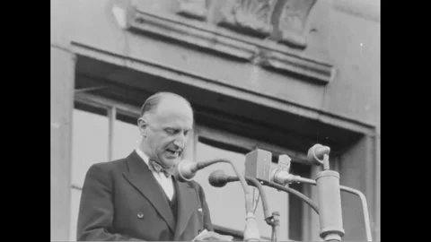 1960s In Germany, a massive crowd gathers as a man passionately delivers a Vidéo 153235689