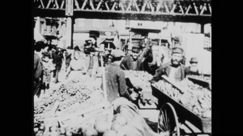 1960s: Horses pull carriages down road in city. People shop at outdoor market. Vidéo 159799169