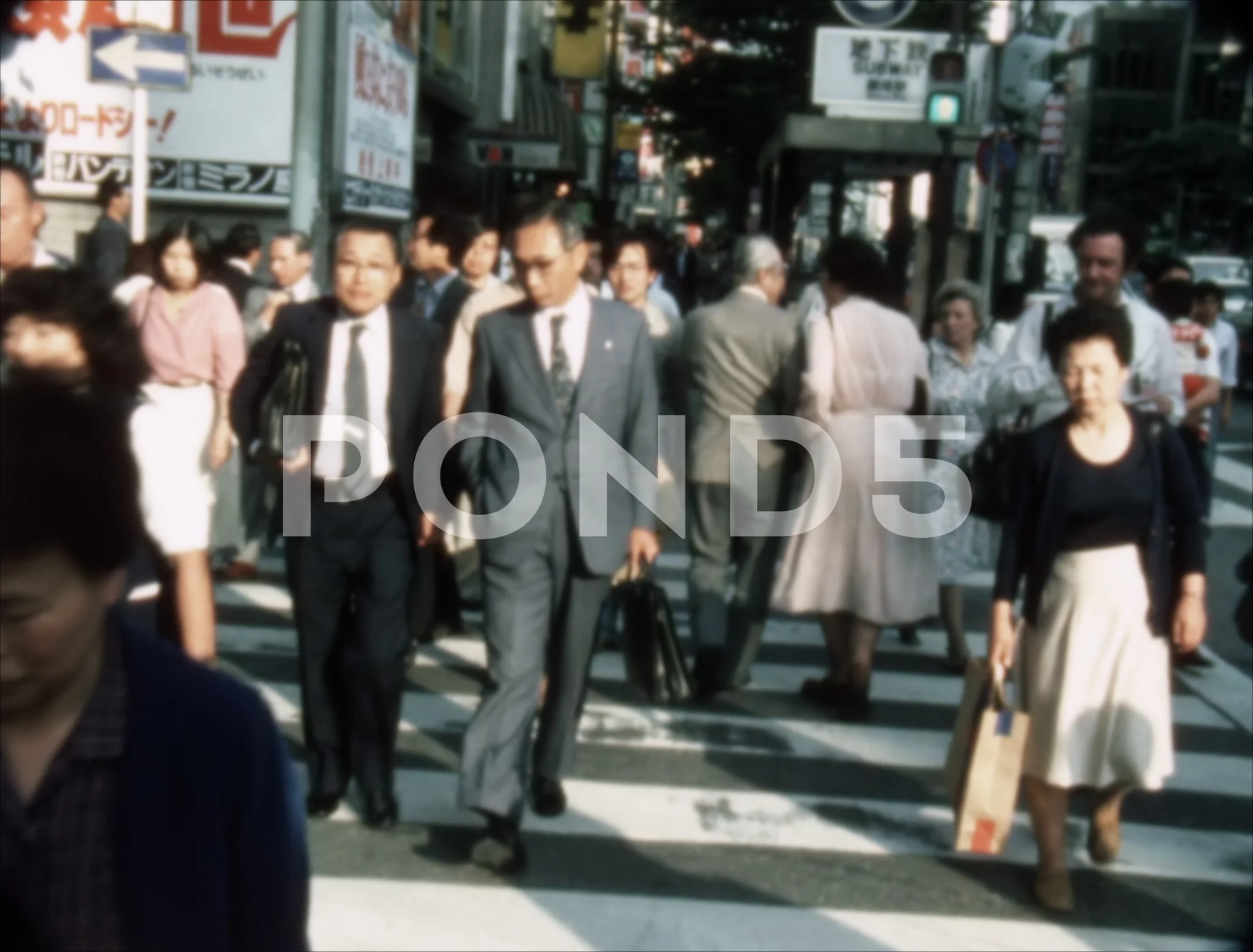 週間江戸 1960s-japan-pedestrians-cross-