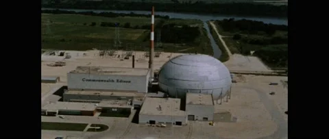 1960s: scientist attaching wires in machine, silver dome attached to building, Vídeos de archivo 160169770