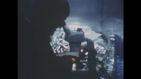 1960s: Scientists looks into microscope. Frog and petri dish. Hands use Vidéo 84806552