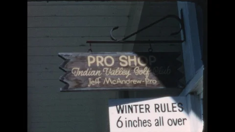 1960s: Sign under building eaves: "Pro Shop, Indian Valley Golf Club, Jeff Vídeos de archivo 112315376