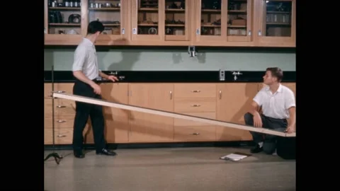1960s: Students do physics experiment. Vidéo 169183325