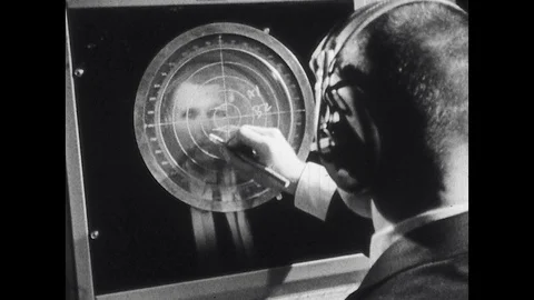 1960s: Test air controller handles the emergency of radar failure and makes Vidéo 129971753