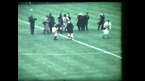 1961 FA Cup final Tottenham Hotspur and Leicester City match play Wembley Vídeos de archivo 328256562