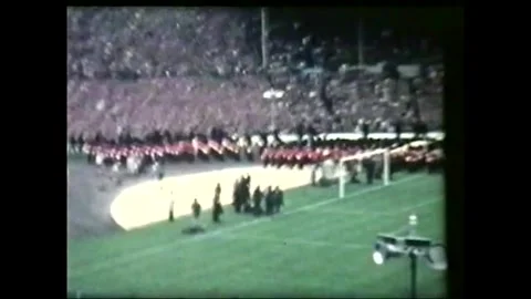 1961 FA Cup final Tottenham Hotspur and Leicester City post match band Wembl Vídeos de archivo 328256575