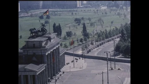 1962-Berlin Wall / Brandenburg Gate / 1962 스톡 동영상 77844779