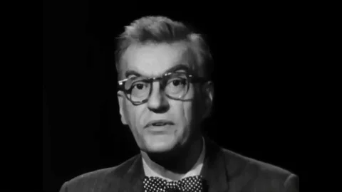 1962 - Dave Garroway explains how the danger of radioactive fallout decreases 库存影片 95283100