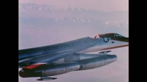 1962 - The escape capsule on a B-58A bomber is tested in flight. Vídeos de archivo 155857483