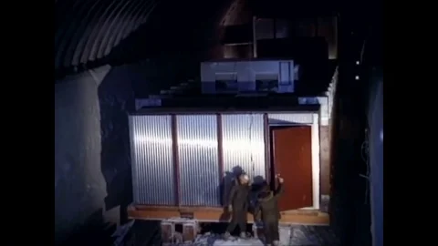 1963 -An inspector inspects the progress on the building of Camp Century, and Vídeos de archivo 84723097