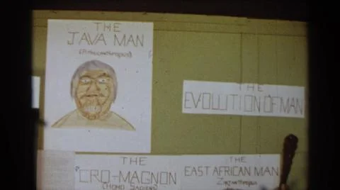 1963:TEXAS USA.Lady Looking At The Evolution Of Man At Work Foto stock