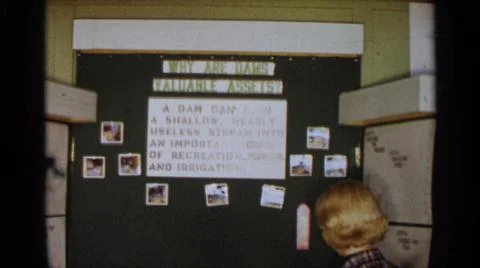 1963:TEXAS USA.Lady Looking At The Evolution Of Man At Work Foto stock