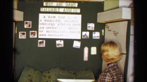 1963:TEXAS USA.Lady Looking At The Evolution Of Man At Work Foto stock