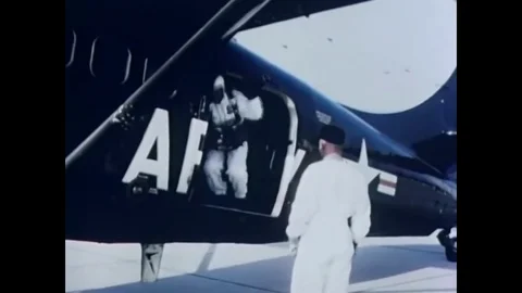 1966 - Soldiers learn exit techniques for parachuting, and their jump master Видео 83083511