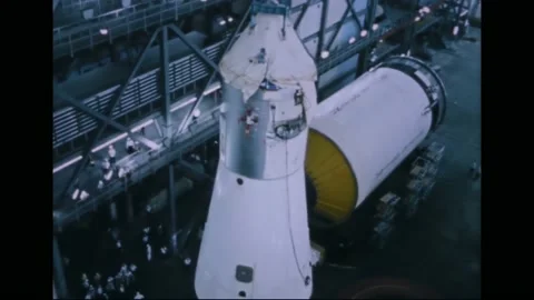 1967 - A command service module is hoisted upwards within the KSC's Manned Stockbeeldmateriaal 232851885
