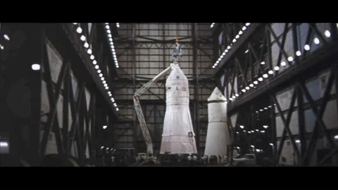 1968 - A Saturn V rocket is assembled inside NASA's Vehicle Assembly Building. Vídeos de archivo 95244289