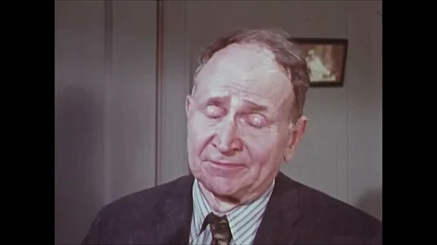 1969 - Because the cops arresting him handled him with kid gloves, an old man Vidéo 85954640