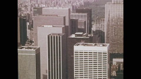 1970s: Low angle view of building. Shots of New York skyline. Aerial views of Vídeos de archivo 135205839