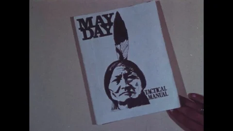 1971 - Anitwar protestors block entrances to a Selective Service building, Vídeos de archivo 124166325