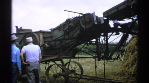 1971:MINNESOTA.Machine Processing Hays In The Field Stockfoto's