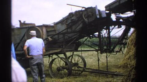 1971:MINNESOTA.Machine Processing Hays In The Field 库存照片