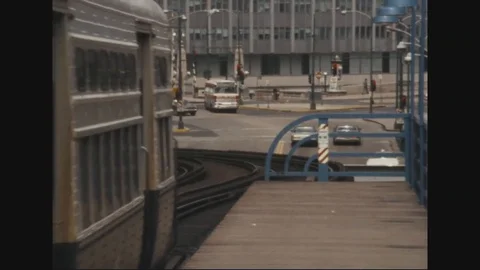 1974 - A train runs on an elevated track through Chicago, Illinois during the 스톡 동영상 141643340