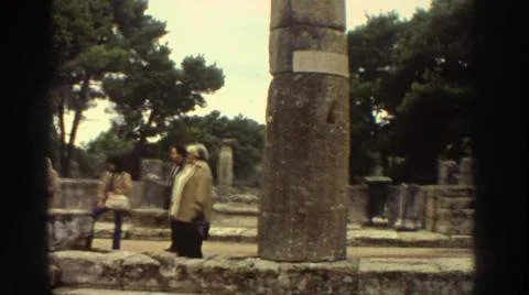 1976:GREECE. Une Femme Parle À Des Personnes Dans Un Monument Stock Photos