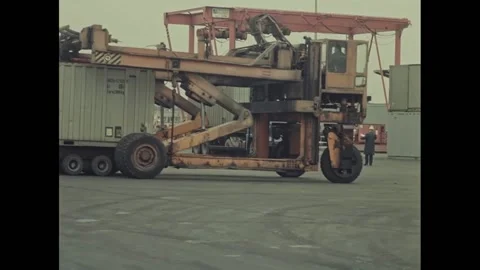 1978 East Germany - container loading and unloading 動画素材 230476340