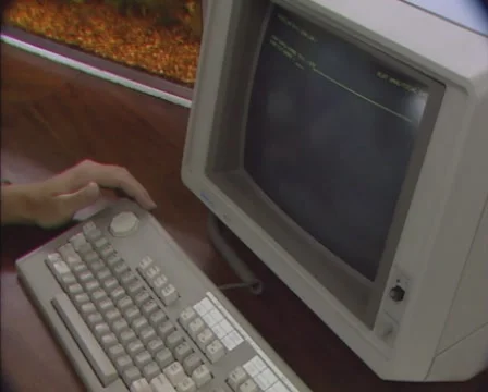1980s home computer with video display + input data Vidéo 46709428