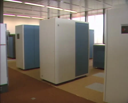 1980s state of the art technology - computer mainframe room + pan Vidéo 46702864
