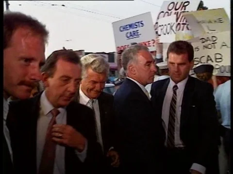 1990: BOB HAWKE (AUSTRALIAN PRIME MINISTER) ARRIVAL AT EVENT  Video stock 80663354
