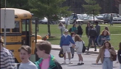 1990s High School Students - School letting out Vídeos de archivo 106104543