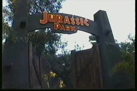 1994 Jurassic Park Gate and Jeep Universal Studios Backlot Tour Vídeos de archivo 335908557