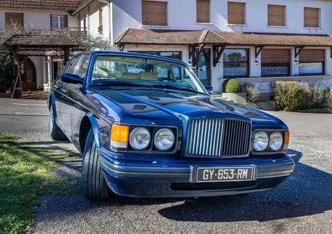 1995 Bentley Luxury Classic Car at a French Restaurant in Pont Village, Burgu 库存照片