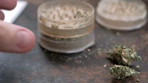 1grinding marijuana in an old grinder on a rusty background Vídeos de archivo 126202073